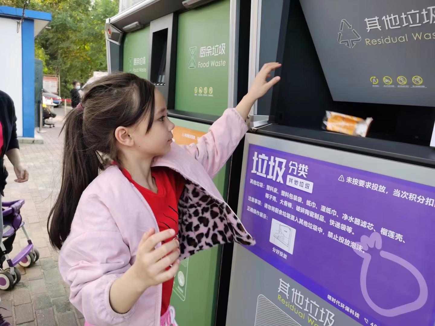 高科技與高顏值并存的智能垃圾分類箱，你身邊有了嗎？