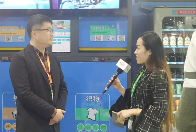 第二十屆中國環(huán)博會現(xiàn)人臉識別垃圾箱.jpg 第二十屆中國環(huán)博會現(xiàn)人臉識別垃圾箱.jpg